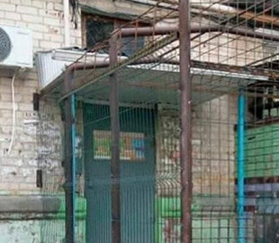 У мережі обговорюють "двір-в'язницю" в історичному районі Києва. Фото