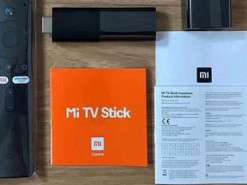Весь комплект Xiaomi Mi TV Stick показали вживую
