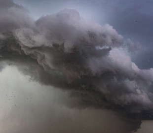 Схожі на драконів. Хмари накрили Київ та зачарували соцмережі