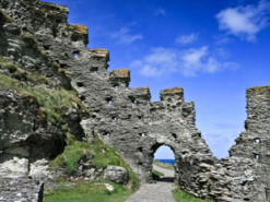 Легендарний замок короля Артура може повалитися в море