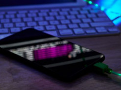 Чому небезпечно заряджати телефон усю ніч: що потрібно знати