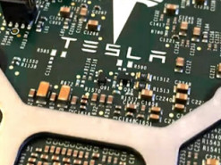 Появилось первое фото компьютера Tesla для полноценного автопилота