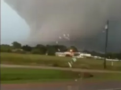 Tesla Model X попала в самый центр торнадо и все засняла на видео