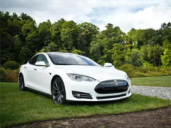 Электромобили Tesla научатся сами переключаться между режимами коробки передач