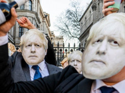 Рабочее мероприятие: англичане троллят Бориса Джонсона за шумные вечеринки на Даунинг-стрит