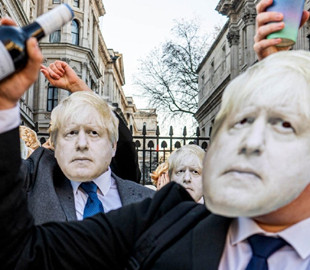 Рабочее мероприятие: англичане троллят Бориса Джонсона за шумные вечеринки на Даунинг-стрит