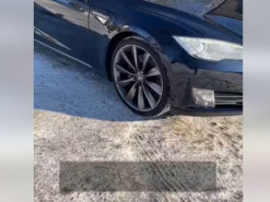В Киеве «замерзла» Tesla: курьезное видео
