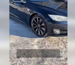 В Киеве «замерзла» Tesla: курьезное видео