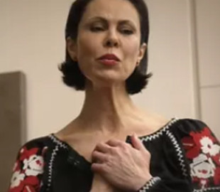 Жена Виталия Кличко в вышиванке на двух языках спела песню об Украине