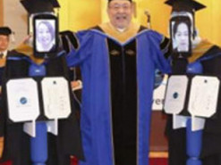 Роботы в выпускных мантиях вместо студентов получили дипломы в Японии