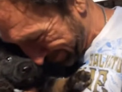 Реакция взрослого мужчины на подаренного щенка умилила сеть