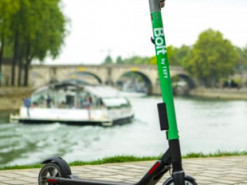 В Париже пригрозили убрать электросамокаты с улиц из-за гибели женщины