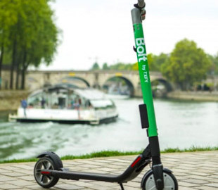 В Париже пригрозили убрать электросамокаты с улиц из-за гибели женщины