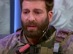 Даніель Салем показав "талісман", який не випускає з рук