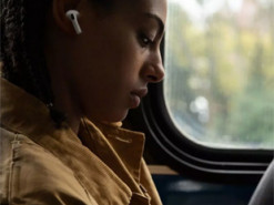 Школьники придумали необычный способ общения с помощью AirPods