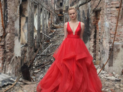 Випускниця з Харкова в ошатній сукні показала, що "рускій мір" зробив із її школою: фото