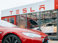 Акции Tesla выросли на 7% после новостей о рекордных поставках электрокаров