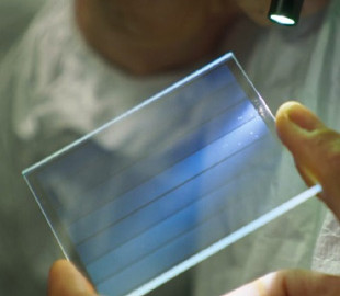 У Microsoft створили скляну пластину, на якій можна зберігати дані протягом 10 000 років