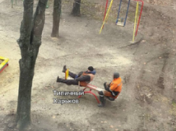 В Харькове коммунальщики «впали в детство» — катаются на детских горках