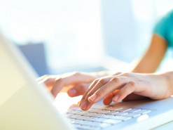 "Одинокий мужчина" против "трех женщин": как белорусы голосуют в Интернете