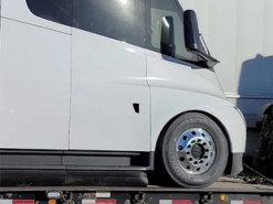 Предсерийный электрический грузовик Tesla Semi засняли на видео