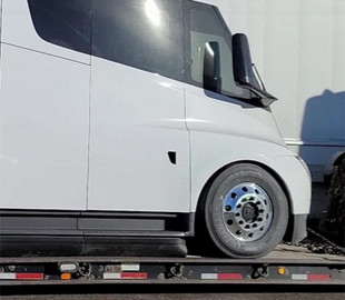 Предсерийный электрический грузовик Tesla Semi засняли на видео