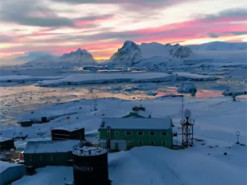 Редкое явление. Над станцией "Академик Вернадский" сняли разноцветный рассвет