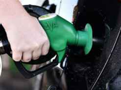 Стало известно, как долго удержатся рекордные цены на бензин