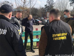 На Київщині оперативники затримали чоловіка, який продавав через мережу Інтернет солі «Альфа PVP» та канабіс