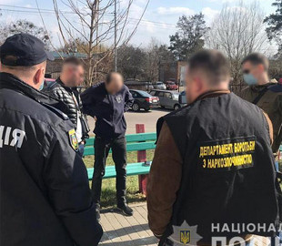 На Київщині оперативники затримали чоловіка, який продавав через мережу Інтернет солі «Альфа PVP» та канабіс
