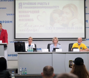 «Моя мама найкраща»: в Україні проведуть унікальний фотофлешмоб