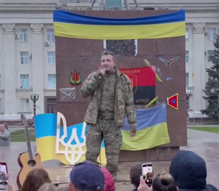 Перший концерт у Херсоні: одесит Коля Сєрга виступив на головній площі міста