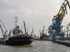 Супутник зафіксував судна, якими окупанти можуть вивозити з порту Маріуполя метал та зерно