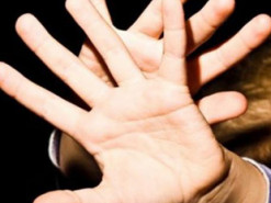 На Днепропетровщине мужчина совращал ребенка в лесу и снимал все на камеру телефона