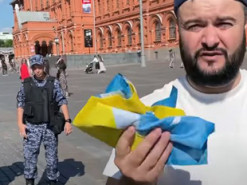 В москве на Красной площади полиция не разрешила депутату развернуть жёлто-голубой тувинский флаг