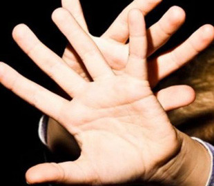 На Днепропетровщине мужчина совращал ребенка в лесу и снимал все на камеру телефона