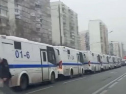 До церкви, де відспівуватимуть Навального, пригнали десятки автозаків і глушать інтернет
