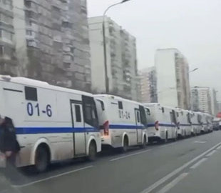 До церкви, де відспівуватимуть Навального, пригнали десятки автозаків і глушать інтернет