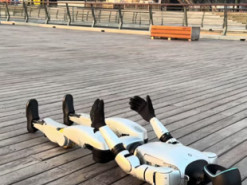 Цей китайський робот надзвичайно вправно справляється з найбільшою проблемою роботів