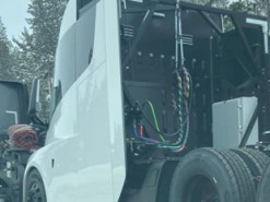 На дорогах США замечен ещё один прототип грузовика Tesla Semi