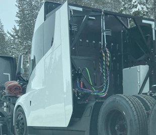 На дорогах США замечен ещё один прототип грузовика Tesla Semi