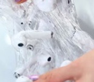 Блогер "убила" десяток AirPods ради яркого видео