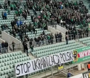 В Польщі на стадіоні вивісили антиукраїнський банер: скандальне фото