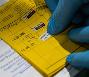 Продавала фейковые ПЦР-тесты туристам. В Запорожье разоблачена мошенническая схема