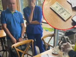 В Києві адвокат допомагала чоловікам призовного віку незаконно виїжджати за кордон