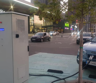 В Києві встановили першу зарядну станцію для китайських електромобілів з роз’ємом GB/T