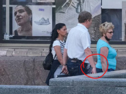 Как "работают" карманницы на улицах Киева: в сети показали фото в момент кражи