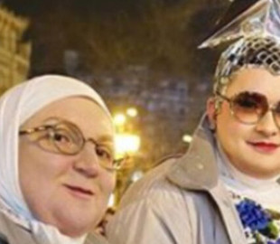 Андрій Данилко здивував новим фото з мамою Вєрки Сердючки без гриму та костюмів