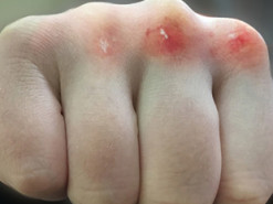 Полицейские нашли в сети видео, где мужчина избивает ребенка: по данному факту начата проверка