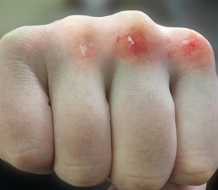 Полицейские нашли в сети видео, где мужчина избивает ребенка: по данному факту начата проверка